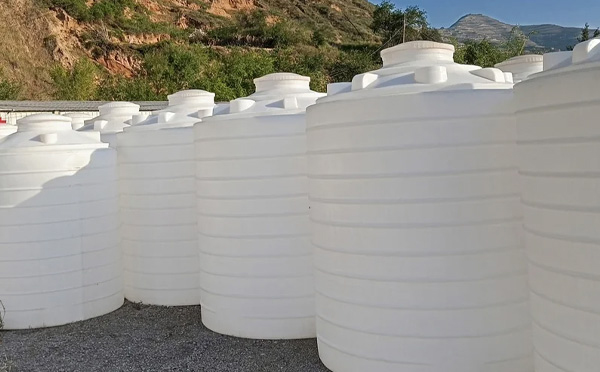 化工液体储存注意事项——选对PE肃南塑料桶避免安全隐患